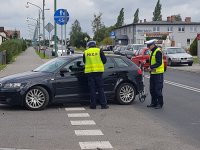 Policjanci przy samochodzie marki Audi