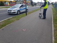 Policjant drogówki na ulicy Oleskiej zabezpieczają miejsce wypadku