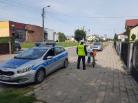 Policjant rozmawia z rowerzystką
