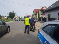 Policjant rozmawia z kierującym motocyklem