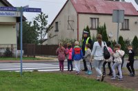 Policjanci z dziećmi w terenie