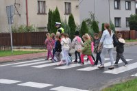 Policjanci pokazują jak bezpiecznie przejść przez jezdnię