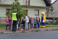 Policjanci rozmawiają z  najmłodszymi