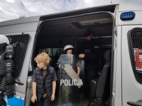 Policjanci prezentują sprzęt