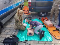 Dzieci ćwiczą udzielanie pierwszej pomocy