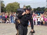 Przewodnik z psem na plecach kończy pokaz