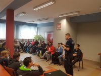 Profilaktyk prowadzi pogadankę z dziećmi