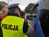 Policjanci i dzieci podczas działań