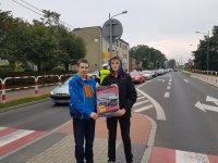 Uczniowie trzymają plakat dot. działań