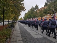 Policjanci maszerują w kierunku Placu Biegańskiego