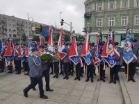 Delegacja z kwiatami