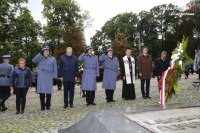 Policjanci składają kwiaty pod pomnikiem