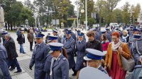 Policjanci idą alejami