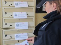 Dzielnicowy rozprowadza ulotki