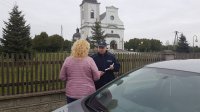 Dzielnicowy rozmawia z mieszkańcami