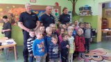 Wspólne zdjęcie dzieci z policjantami