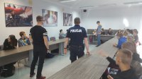 Policjant na spotkaniu z młodzieżą