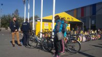 Znakowanie rowerów przy centrum handlowym