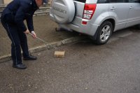 Policjanci sprawdzają podejrzany pakunek
