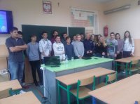 Wspólne zdjęcie uczniów z policjantką