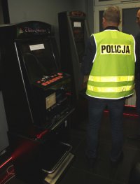 Policjanci zabezpieczają nielegalne automaty