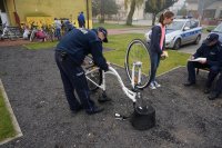 Policjanci znakują rowery