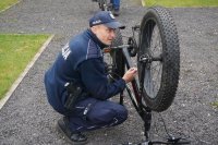 Policjant znakuje rower