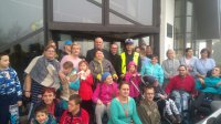 Wspólne zdjęcie policjanta z uczestnikami spotkania