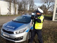 Policjant drogówki dokonuje pomiaru