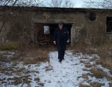Policjanci kontrolują pustostany