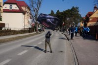 Chłopiec z flagą dot. Żołnierzy Wyklętych