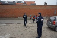 Uczniowie bezpiecznie przechodzą przez przejście