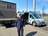 Policjant z KP Woźniki podczas działań z ITD