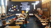 Uczniowie rozwiązują test