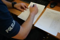 Policjanci sprawdzają testy