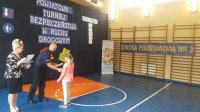 Komendant wręcza nagrodę jednej z uczestniczek