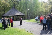 Policjant rozmawia z młodymi o służbie w policji
