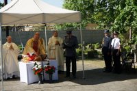 Policjant czyta modlitwę wiernych