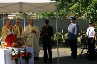 Strażak czyta modlitwę wiernych