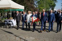 Burmistrz wraz z radnymi składają kwiaty