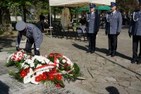 Moment składania kwiatów