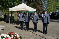 Policjanci oddają hołd poległym