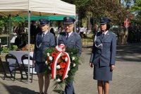 Funkcjonariusze służby więziennej składają kwiaty