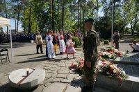Członkowie stowarzyszeń składają kwiaty