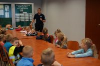 Spotkanie policjanta z maluchami