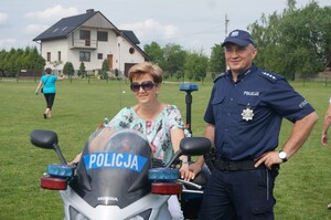 Uczestnicy rajdu oglądają sprzęt
