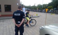 Policjanci przeprowadzają egzamin na kartę rowerową