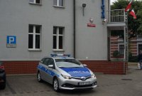 Hybryda przed budynkiem KPP