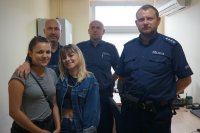 Komendant wraz z dzielnicowymi i młodzieżą