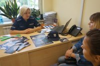 Policjantka z kadr rozmawia z zainteresowanymi służbą